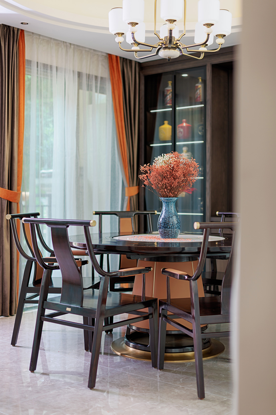 公園大地聯(lián)排別墅餐廳裝修設計-