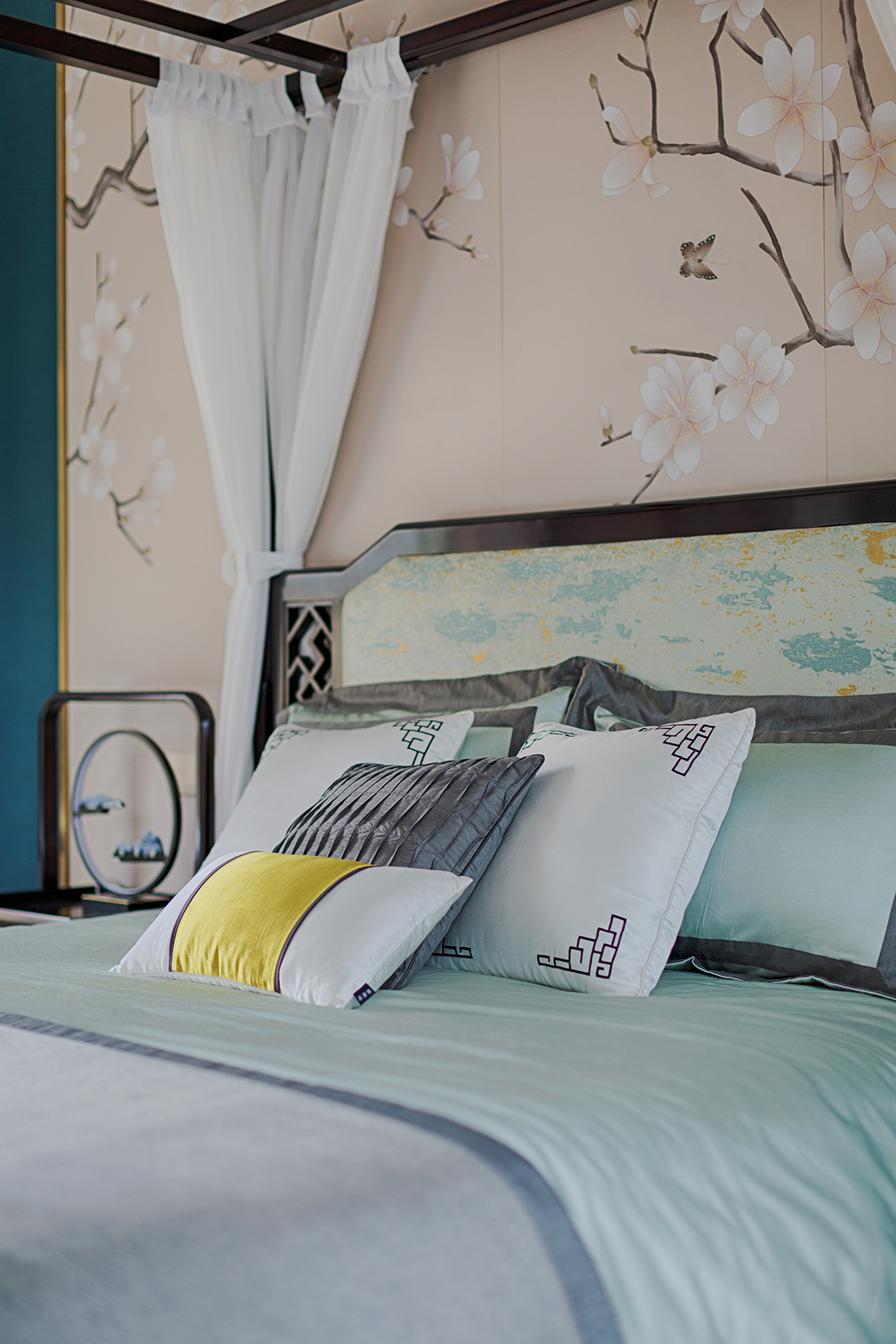 深圳公園大地聯(lián)排別墅主臥裝修設計